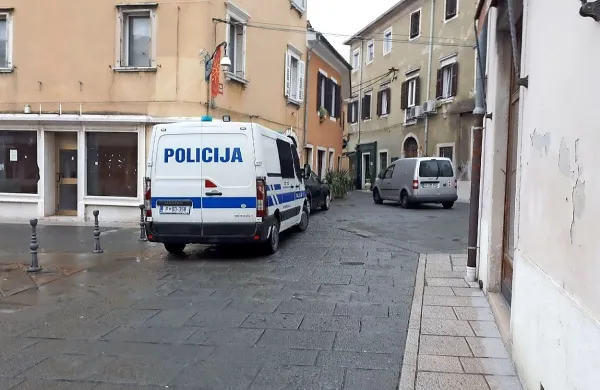 V sredo zjutraj je bilo v bližini stanovanja 37-letnega Koprčana opaziti več policijskih vozil.