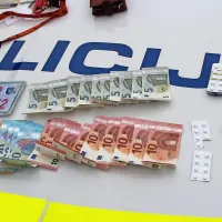 Koprčanu, ki je pred policisti bežal s skuterjem, so policisti 
zasegli več tablet, nekaj denarja in ponarejeno registrsko 
tablico.