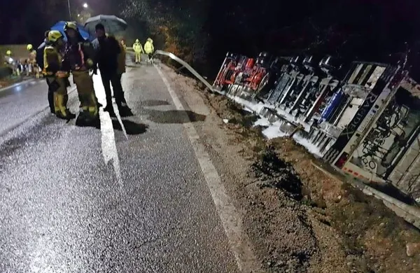 

Tovornjak se je v Medvodah ponoči prevrnil na bok v obcestni 
del. V prevrnjeni cisterni je bilo 21 ton tekočega kisika.