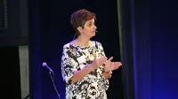 Sanela Banović Slovencem svetuje: Objemajte se!