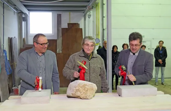 S kamnoseškim orodjem  so delavnico včeraj odprli direktor 
Visokošolskega središča Sežana Peter Medica, sežanska 
podžupanja Ljubica Jelušič in ravnatelj Višje strokovne šole  
Anton Marn.