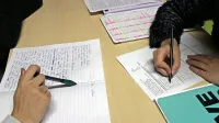 S pomočjo javnih delavcev in prostovoljk postajajo angleščina, matematika in ostali šolski predmeti bolj razumljivi.