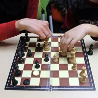 Prostore dnevnega centra Petka otroci in mladostniki uporabljajo ne samo za učenje in pisanje domačih nalog, pač pa 
tudi za igranje šaha in preprost klepet.