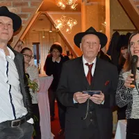 Milan Kreslin (v sredini) je rojstni dan in izid  albuma praznoval  v družbi svojcev in prijateljev - 
ob njem sin Vlado in prekmurska rojakinja Valentina Smej Novak.  