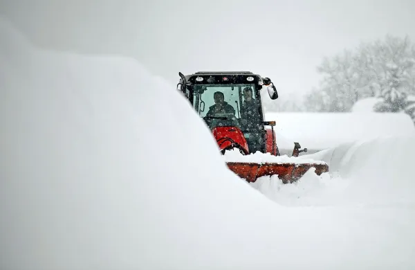 Dežurne službe ves dan odstranjevale posledice močnega sneženja
