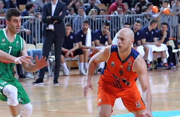 Mirko Mulalić (z žogo) je v zadnjem času  precej dvignil tudi 
strelsko formo