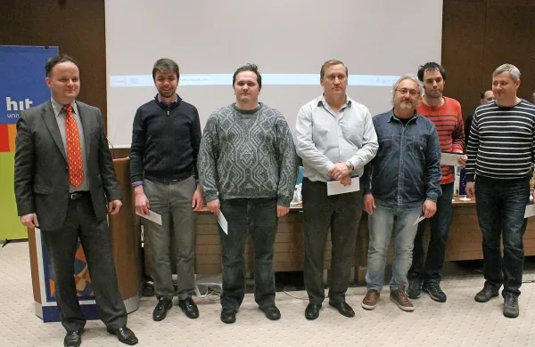 Predsednik ŠK Nova Gorica Matjaž Lovišček z najboljšimi na 
turnirju: z leve Jure Škoberne, Andrey Sumets, Oleg Korneev, 
Ivano Ceschia, Daniel Beletič in Evgeny Vorobiov.

 

 