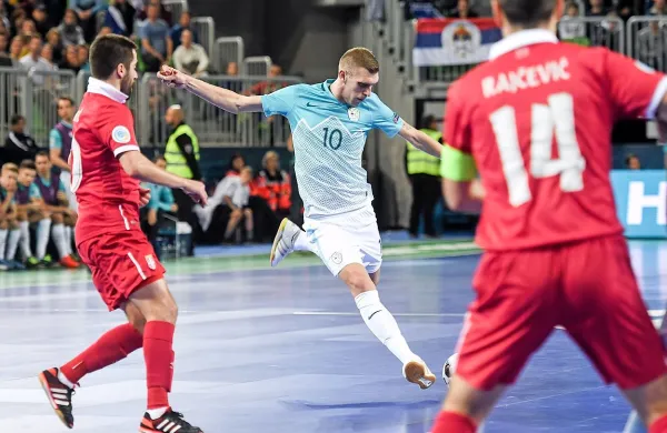 Eden ključnih mož Slovenije danes bo Alen Fetić (v sredini).