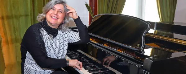 Mirjana Gvozdenac že 25 let poučuje  na glasbeni šoli v 
Izoli.
