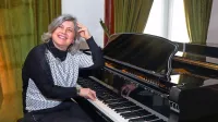 Mirjana Gvozdenac že 25 let poučuje  na glasbeni šoli v 
Izoli.