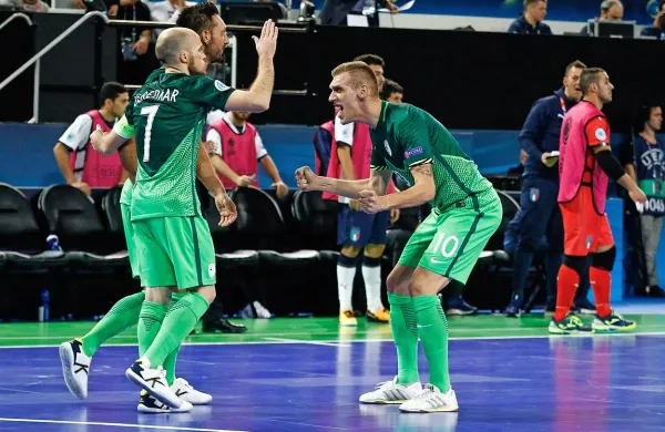 Junak tekme, v kateri je Slovenija premagala Italijo in se 
uvrstila v četrtfinale, je bil  kapetan Igor Osredkar (levo) z 
dvema goloma.