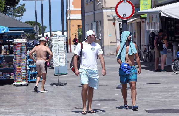 Leto 2017 je bilo v Sloveniji med toplejšimi v zadnjih 
desetletjih in nadpovprečno osončeno.