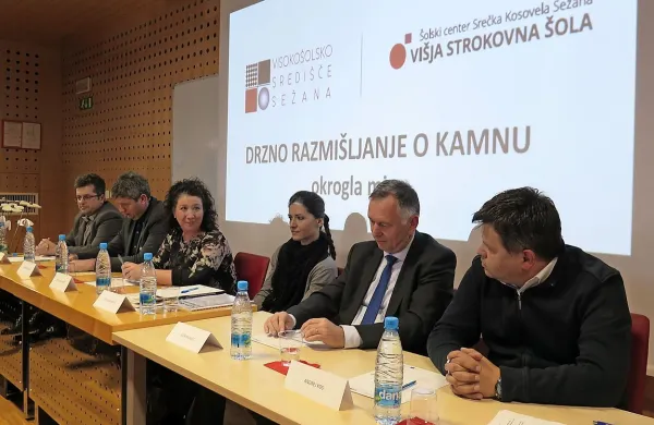 O prihodnosti kamna  so na okrogli mizi spregovorili (z leve): 
Anton Marn, Jernej Bortolato, Petra Pika Moze,  Snježana 
Miletić, Igor Milavec in Andrej Kos.
