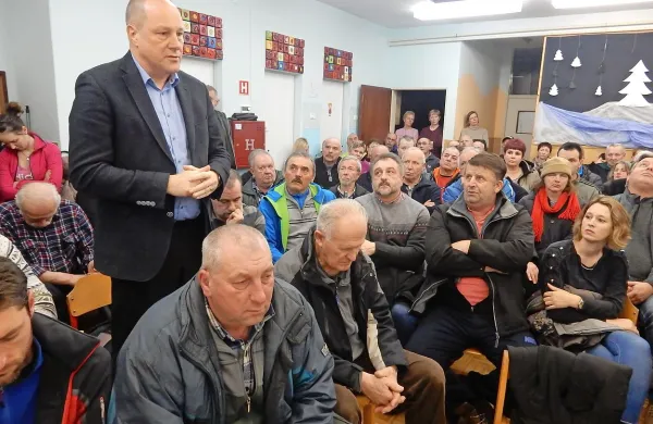 Predstavnik civilne iniciative za obvoznico Radko Carli (stoji) 
skupaj s sokrajani  predlaga obvoz s predorom.