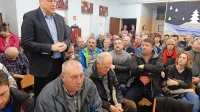 Predstavnik civilne iniciative za obvoznico Radko Carli (stoji) 
skupaj s sokrajani  predlaga obvoz s predorom.