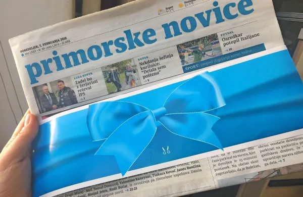 Prva številka grafilčno prenovljenih Primorskih novic je med 
bralce prispela okrašena s pentljo.