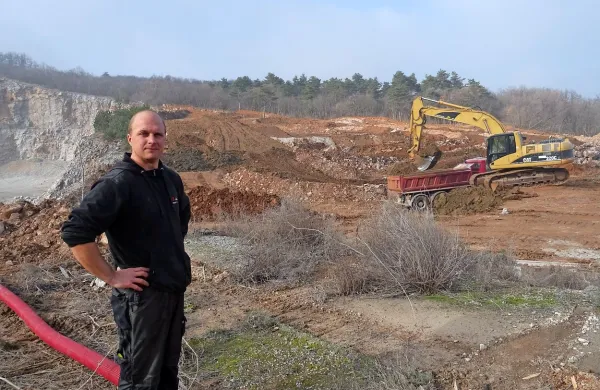 Da bi uredili progo, morajo preložiti kakih 10.000 kubičnih 
metrov materiala, je povedal Daniel Blade.  