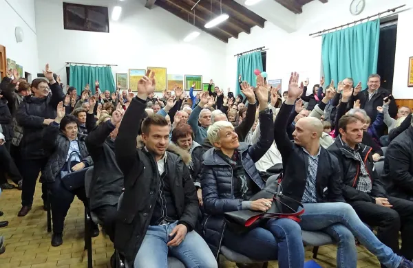 Vseh 143 udeležencev zbora krajanov je dvignilo roke in 
podprlo izstop Križa iz krajevne skupnosti Tomaj.
