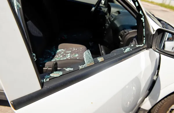 Koprski in izolski policisti iščejo neznance, ki so med vikendom 
razbijali stekla na avtomobilih, uničevali brisalce in ogledala.