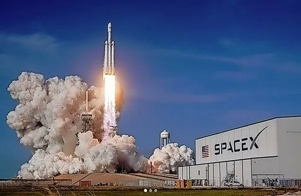 Space X z raketo Falcon Heavy poslal v vesolje avtomobil