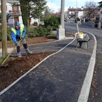   Ob delu pločnika v Križu so delavci včeraj tako urejali okolico. 