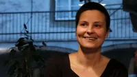 Simona Semenič: “Vseskozi se pritožujem, pa mi 
gre fantastično v primerjavi z večino kolegov. Ne 
vem, od česa živijo.”