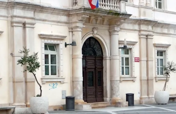 Sodnico Tino Benčič so s piranskega okrajnega sodišča (na 
fotografiji) premestili na koprsko okrajno sodišče. 

