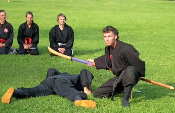 Ko se začnejo topli dnevi, sensei Dejvi Tavčar treninge najraje 
preseli v naravo. 
