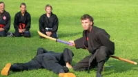 Ko se začnejo topli dnevi, sensei Dejvi Tavčar treninge najraje 
preseli v naravo. 