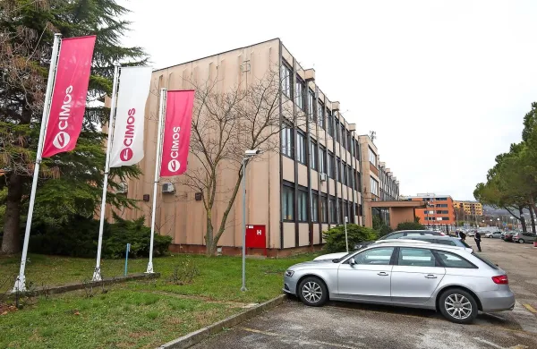Cimos je sprva nameraval odpustiti približno 70 delavcev, predvsem v Kinematiki in Senožečah, a je zaradi novih naročil načrt 
odpuščanja spremenil.