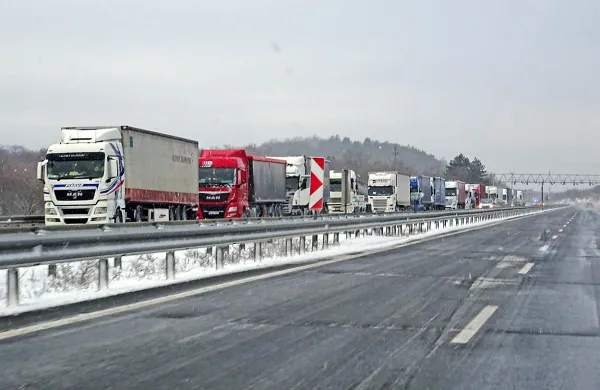 Sneg vedno znova povzroča težave v prometu. Tako so dopoldne 
izločali tovornjake na počivališču Povir. 