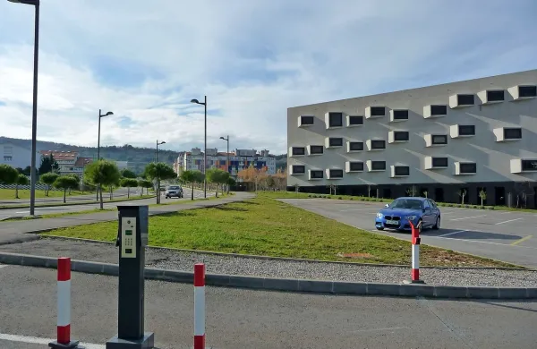 Raziskovalni center InnoRenew CoE bo  zrasel  za edinim zgrajenim objektom v kampusu Livade doslej. 
Do požara oktobra lani je tam deloval tudi InnoRenew CoE, zdaj je  na različnih  lokacijah v Kopru. 