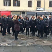 Prireditev so s petjem pospremili pevke in pevci iz Mešanega 
pevskega zbora Obalca.