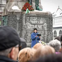Na ljubljanskem Prešernovem trgu je predsednica Združenja 
dramskih umetnikov Slovenije Saša Pavček kritično spregovorila o 
odnosu politike do kulture.  