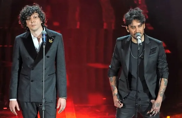 Ljubitelje italijanske kancone je šokirala vest, da bo dvojec  Ermal 
Meta -   Fabrizio Moro najbrž diskvalifiran, ker naj bi bila njuna 
popevka plagiat. 