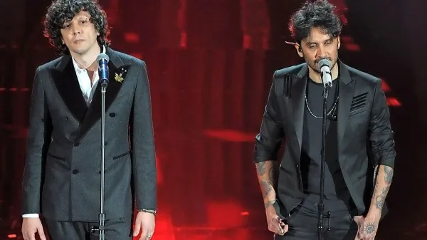 Ljubitelje italijanske kancone je šokirala vest, da bo dvojec  Ermal 
Meta -   Fabrizio Moro najbrž diskvalifiran, ker naj bi bila njuna 
popevka plagiat. 