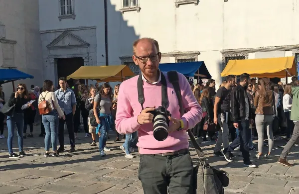 Vojko Rotar je v Luki Koper delal v službi za stike z javnostmi nekaj 
mesecev, ko je družbo vodil Gašpar Gašpar Mišič, zdaj pa je z njim 
na Marjetici.