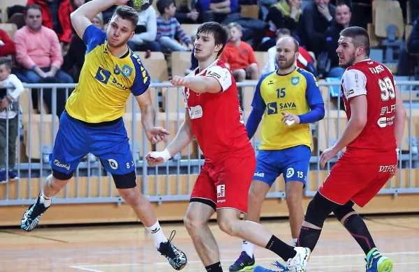 Aleks Vlah (v ospredju) je potegnil kratko na gostovanju v 
Ribnici.
