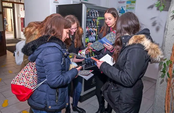 Mladi na informativnih dnevih zbirajo informacije o učnih in 
študijskih programih, vpisu, nadaljnjem šolanju in zaposlitvi.