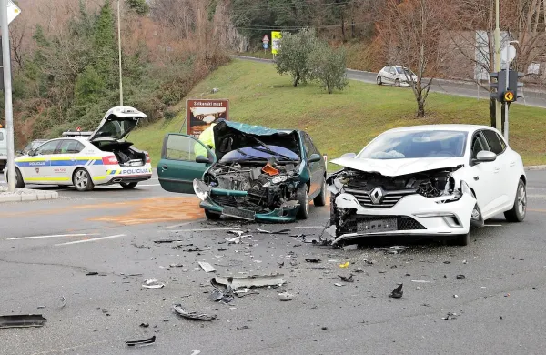 V nesreči v Solkanu je nastala večja materialna škoda,  eden od 
voznikov in njegov otrok pa sta se lažje poškodovala.