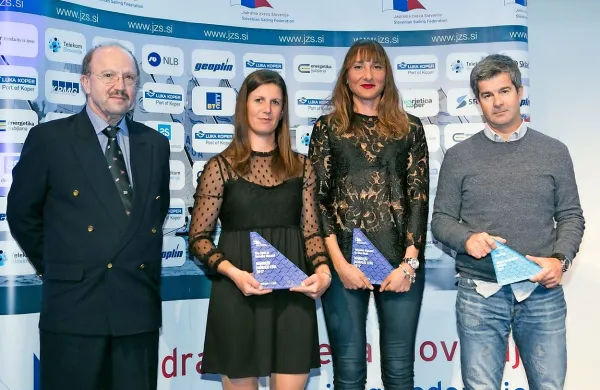 Z leve: predsednik JZS Aljoša Tomaž,  Tina Mrak, Veronika Macarol 
in njun trener Tomaž Čopi.