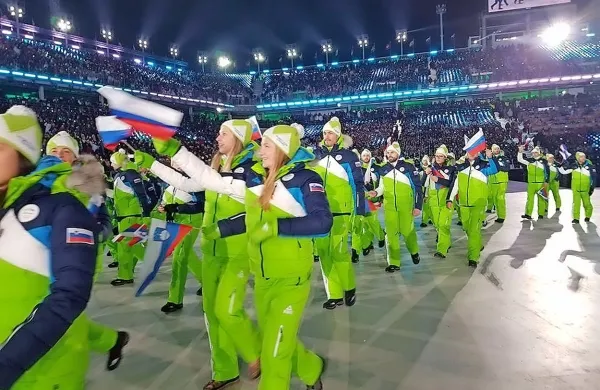 Člani slovenske reprezentance na svečanem mimohodu 23. zimskih olimpijskih iger. 