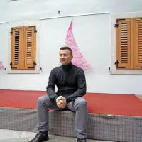 Bojan Mevlja (na fotografiji)  deluje z ekipo, ki jo zaenkrat 
sestavljajo Tanja Derin in Bojana Martinjaš.
