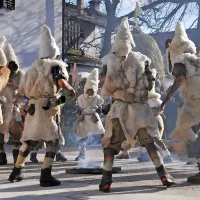 Sourenki prenašajo tradicijo na mlade. 