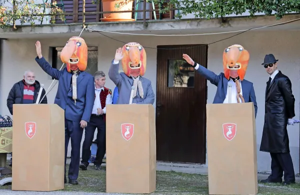 Odločil je stric iz ozadja