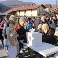 Odločil je stric iz ozadja