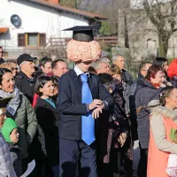 Odločil je stric iz ozadja
