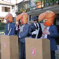 Odločil je stric iz ozadja
