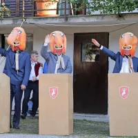Odločil je stric iz ozadja