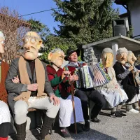 Odločil je stric iz ozadja